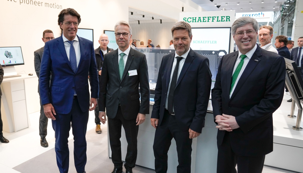 De izquierda a derecha, Klaus Rosenfeld, CEO de Schaeffler AG; Stefan Spindler, CEO Industrial Schaeffler AG; Robert Habeck...