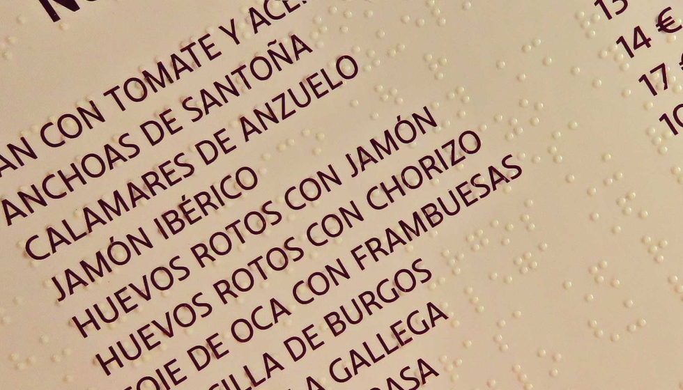 Detalle de men impreso con braille integrado