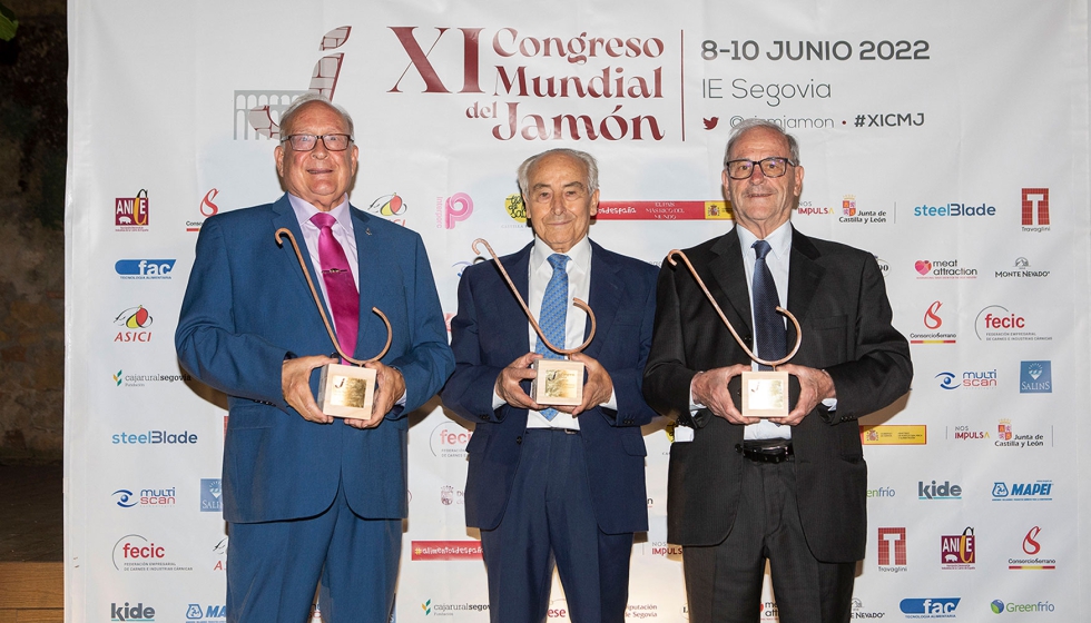 Julio Tapiador, presidente del Comit Organizador del XICMJ, recibi el Premio a la trayectoria empresarial cientfica; Francisco Martn Moreno...
