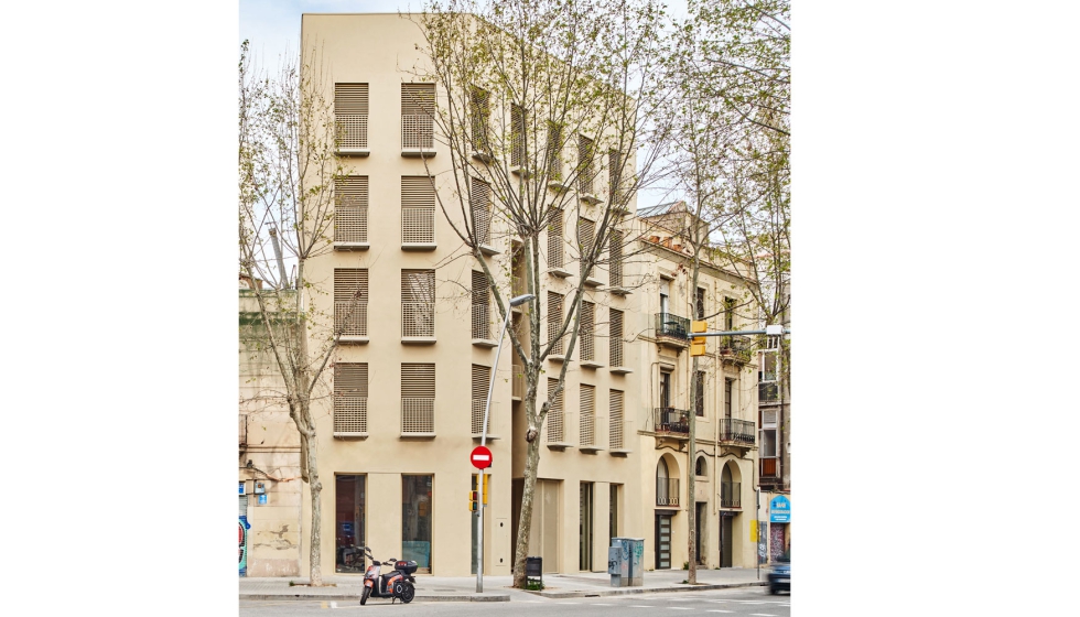 Este edificio situado en el barrio del Poblenou de Barcelona resuelve el problema de este edificio esquinero