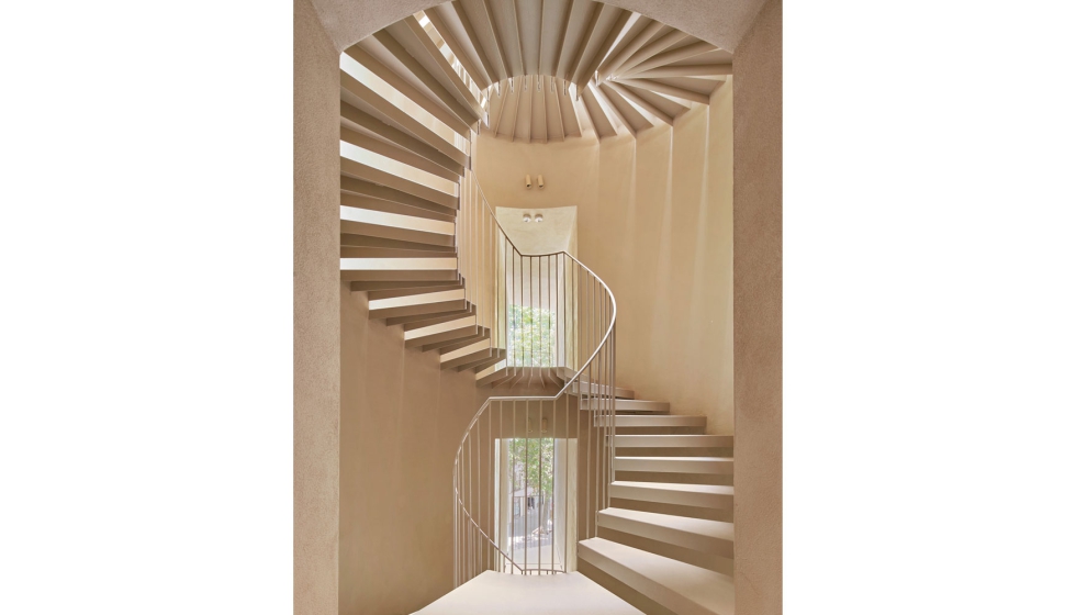 Imagen de la majestuosa escalera interior del proyecto Llacuna, ganador del Premio de Arquitectura FAD 2022