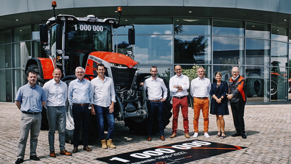 Representantes de la empresa y autoridades, junto al propietario del tractor nmero 1.000.000
