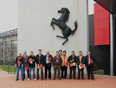 Grupo de especialista de lubricantes de Same Deutz-Fahr Ibrica ante las instalaciones de Ferrari en Maranello