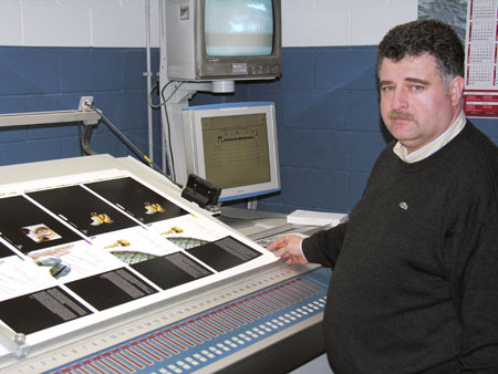 ngel Snchez Vrez, gerente de Sanvergrfic, junto al panel de control de la nueva KBA 105 de 10 colores