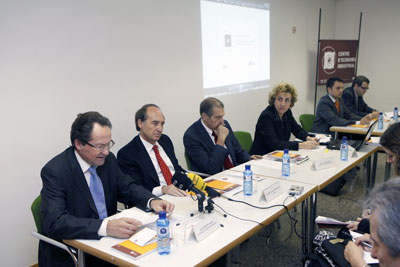 De derecha a izquierda: JM. Sur�s director del CEI; F. Comajuan, presidente del CEAM, A.Serra Ramoneda, presidente del CEI, N...