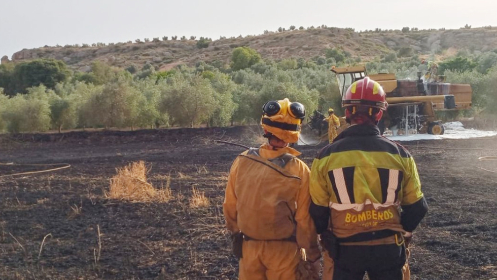 Bomberos del Parque de Alcaiz en la extincin del incendio de una cosechadora en Albalate del Arzobispo (Foto: Diputacin de Teruel)...