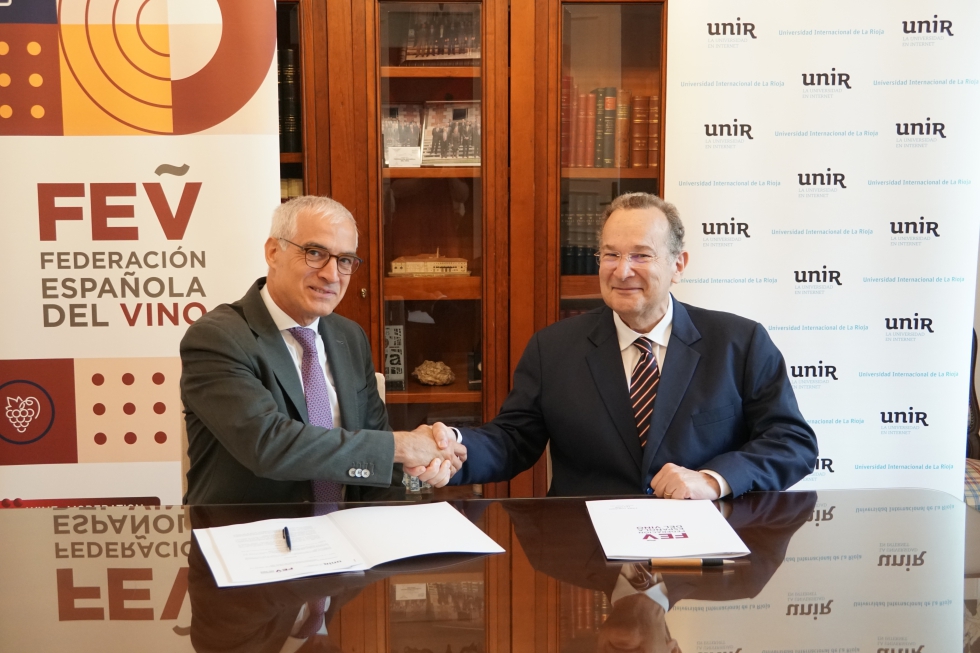 Jos Mara Vzquez Garca-Peuel, rector de la Universidad Internacional de La Rioja (UNIR), firmando el convenio junto a Jos Luis Bentez Robredo...