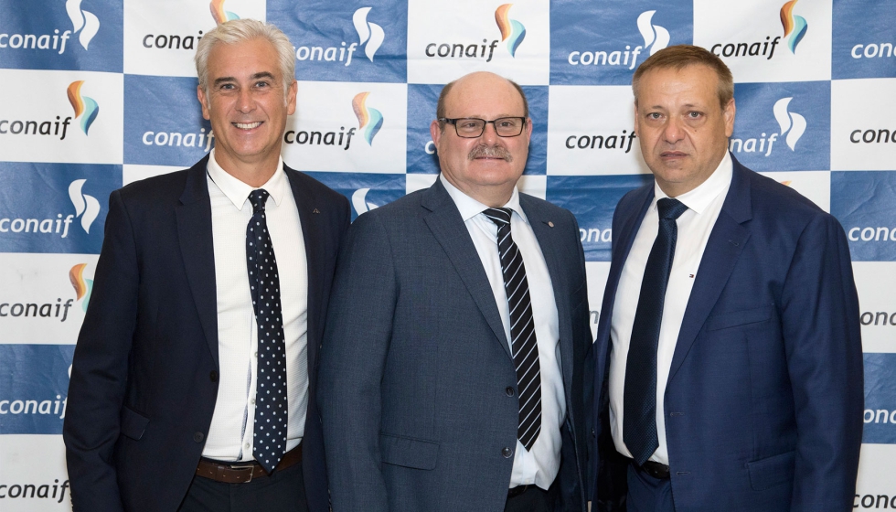 El presidente de Airacon, Miguel Trujillo, en el centro de la imagen junto al secretario general, Kurt Engel y el presidente de Conaif...