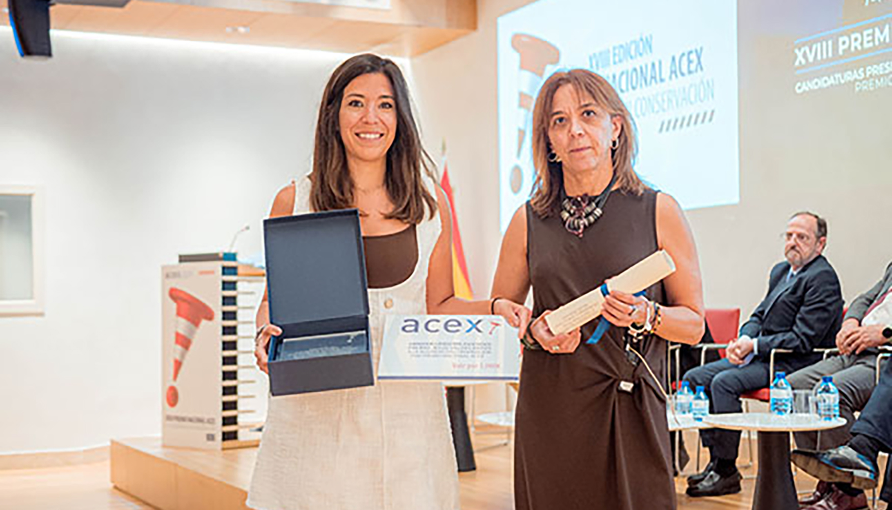 Entrega al proyecto ganador, categora asociados, de la decimoctava edicin del Premio Nacional ACEX