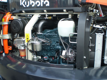 La miniexcavadora incorpora el nuevo motor Kubota DI, combinado con el sistema de Load Sensing de tres bombas