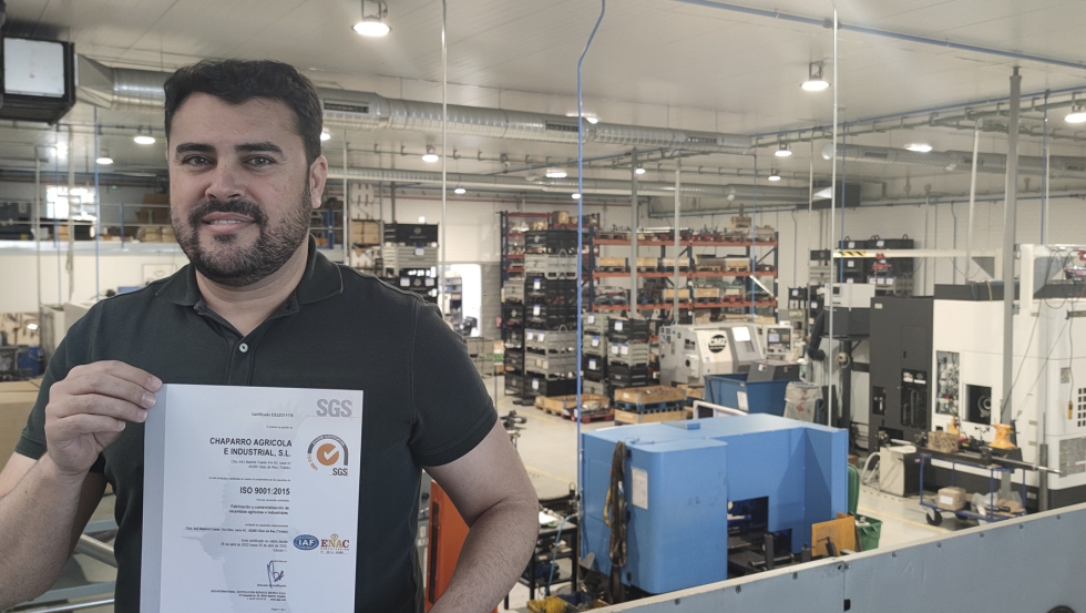 Javier Chaparro mostra a certificao ISO 9001