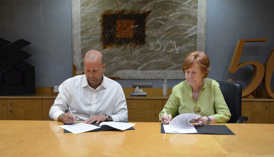 Xavier Vilajoana, presidente del APCE, y Carme Trilla, presidenta de la Fundacin Hbitat3, en el momento de firmar este convenio de colaboracin...