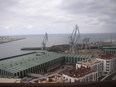 El Musel, principal puerto espaol en movimiento de graneles slidos con rutas diarias a Francia y al Reino Unido...
