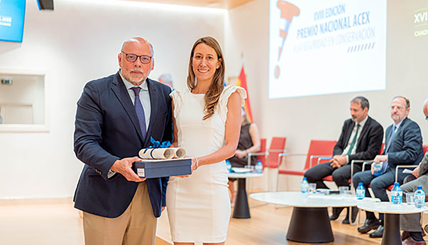 El Premio ACEX en la categora general fue entregado por Javier Herrero, director de Carreteras del MITMA, y recogido por Arancha Lauffer...