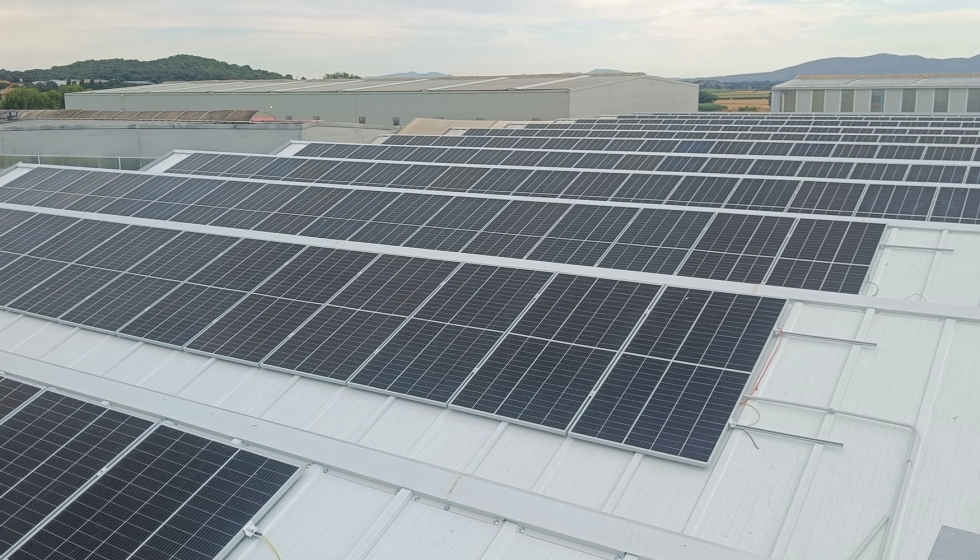Instalacin de placas solares en el centro de produccin de Cor (Girona)