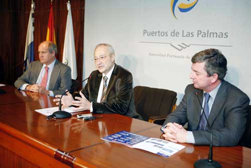 Durante la rueda de prensa, en el centro vemos a Adn Martn (presidente del comit organizador)...