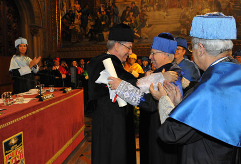 Rafael Foguet, en el momento que recibe la investidura como doctor honoris causa por la Universitat de Barcelona