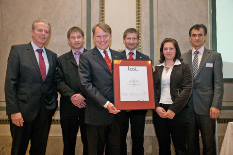 La cpula de Pttinger tras recoger el premio 'Best Innovator 2009'