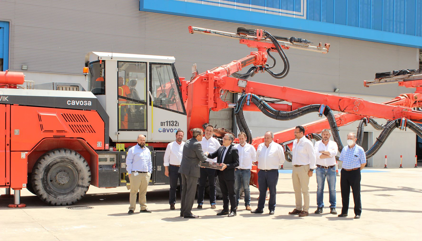 Acto de entrega del Sandvik DT1132i por parte de Enrique Mota, director general SMR Ibrica en Sandvik, a Ramn Quero, director general de Cavosa...