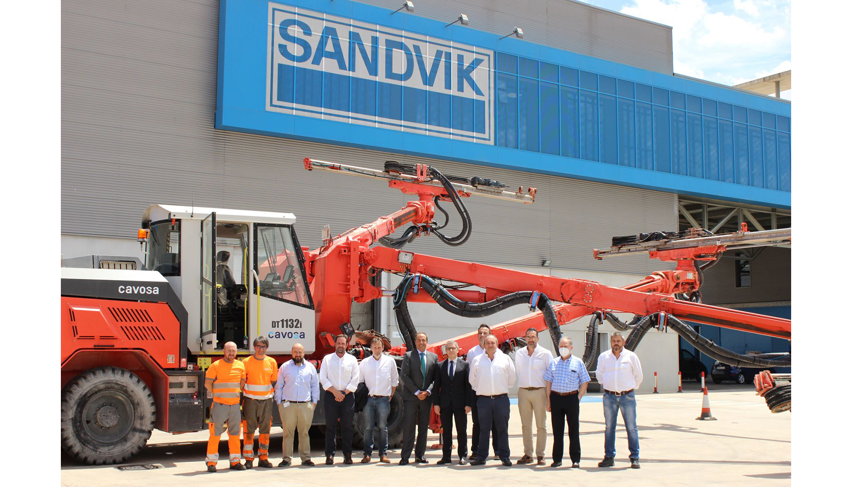 Foto de familia con los asistentes al acto de entrega del Sandvik DT1132i