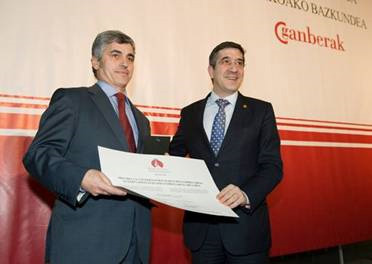 Miguel �ngel Montes, director-gerente de Cometel, recibi� el premio de manos del lehendakari