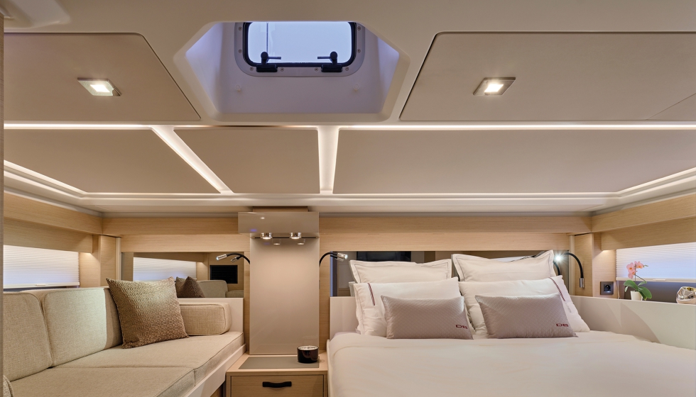 El segundo camarote est equipado con una cama doble frente a un pequeo banco, convertible en cama con un armario y zona de almacenaje...