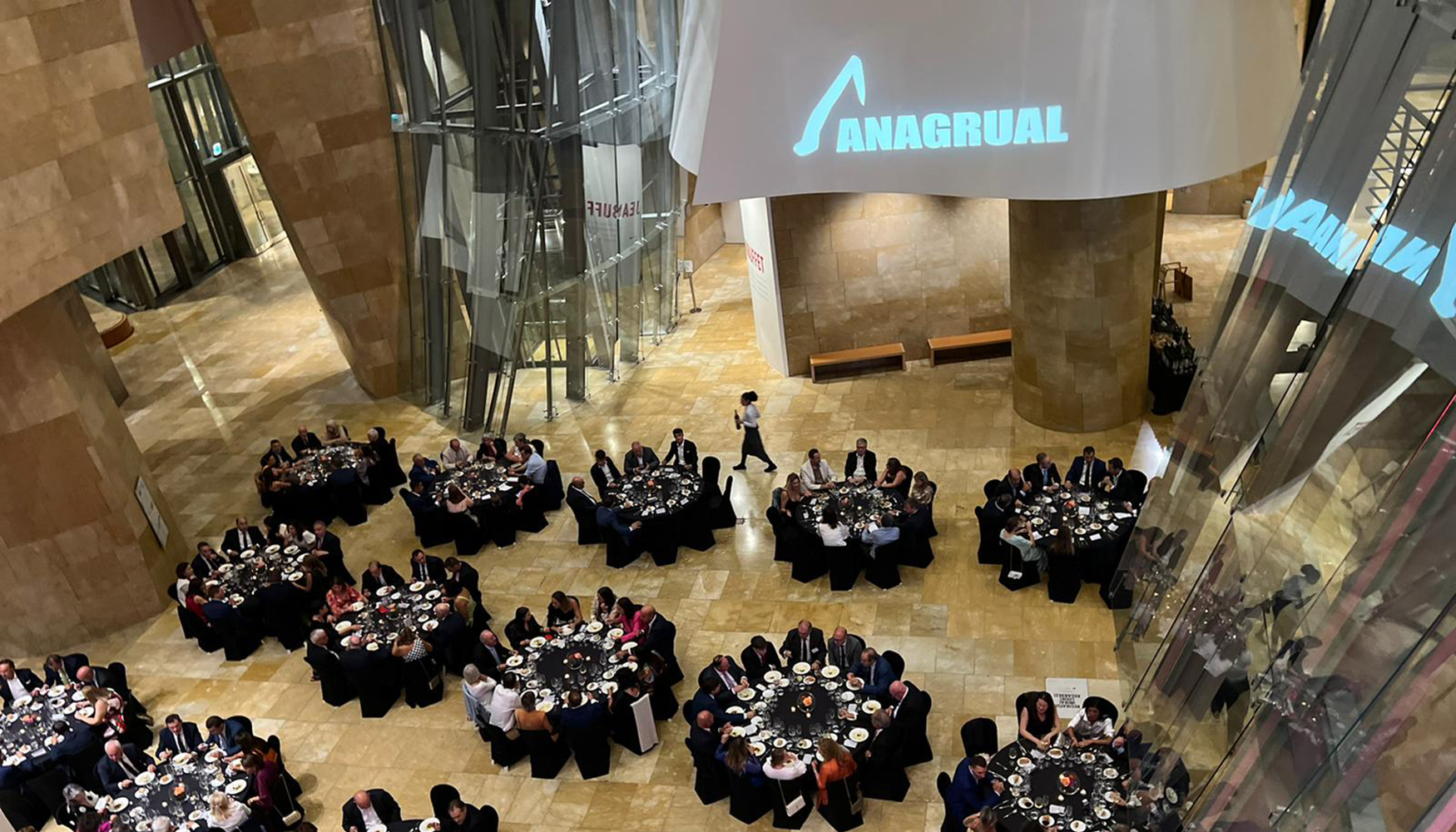 Cena de gala de Anagrual en el atrio del Museo Guggenheim