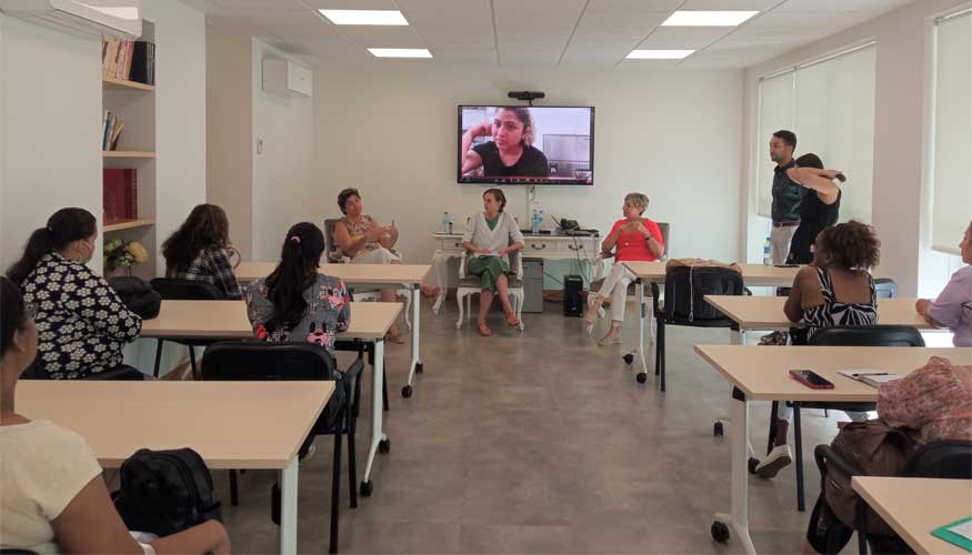 La mesa redonda ha contado con la participacin de distintas profesionales que han compartido sus respectivos puntos de vista sobre la incorporacin...