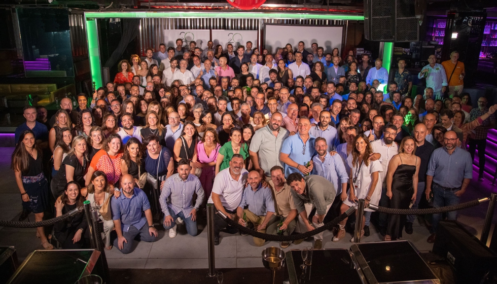 Foto de familia de todos los asistentes al acto de conmemoracin del 20 aniversario de Grupo Construca en Barcelona