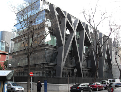 El edificio Fortuny cuenta con una estructura portante situada en el exterior del edificio que permite que no haya ning�n elemento estructural que...