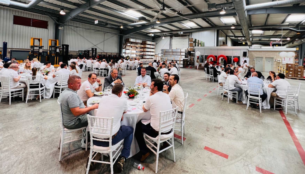 El almacn logstico acogi la comida donde asistieron empleados, colaboradores, clientes y autoridades municipales