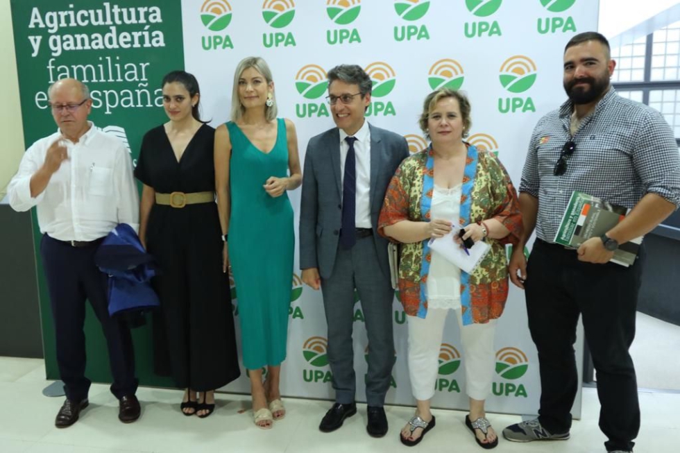 Fernando Miranda, secretario general de Agricultura y Alimentacin (centro), con los premiados de la Fundacin de Estudios Rurales de UPA...