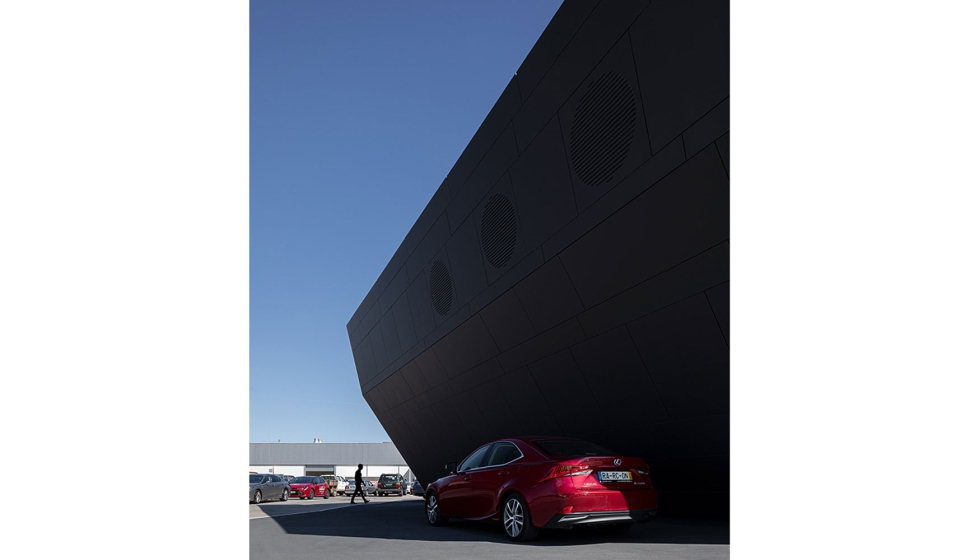 Concesionario Lexus, en Faro, Portugal. Foto: RARCON arquitectura e consultadoria www.rarcon.pt. Fotgrafo: Ivo Tavares Studio. https://www...