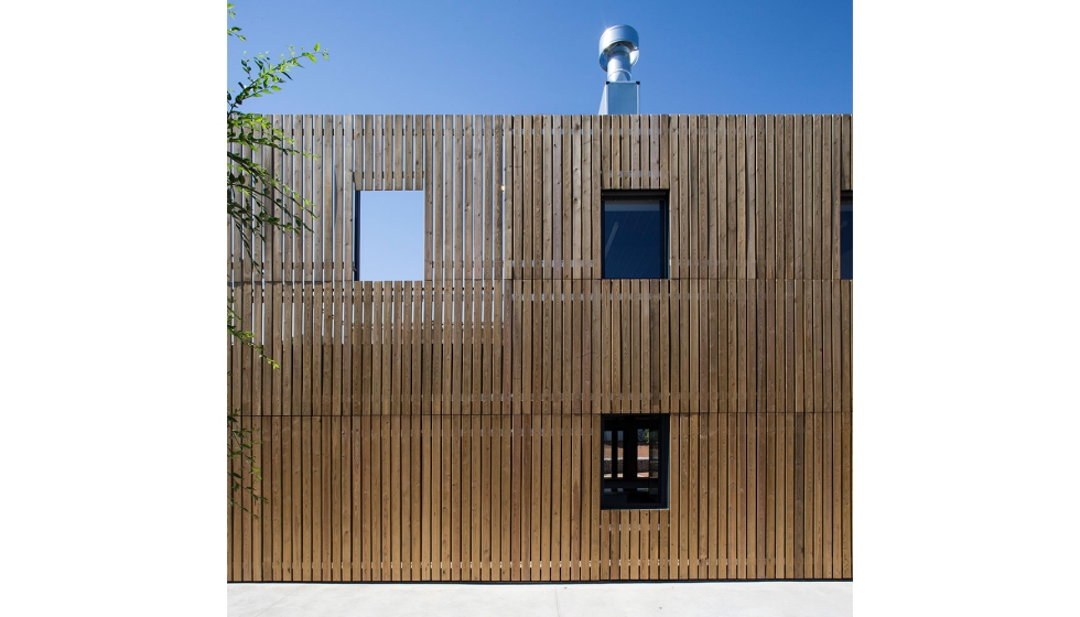Centro Juvenil Sputnik con sistema de fachada ADDWind con revestimiento de madera. Foto: Jordi Canosa.  