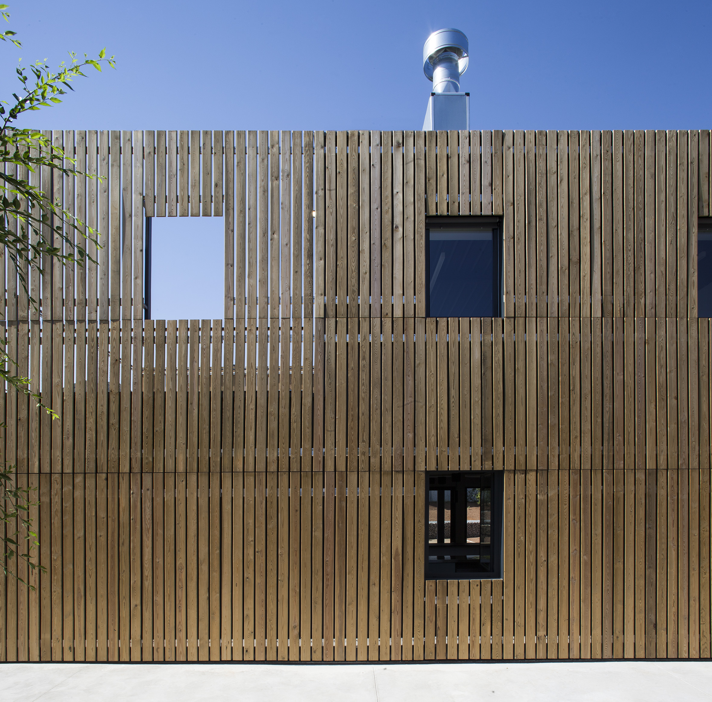 Centro Juvenil Sputnik com sistema de fachada ADDWind com revestimento de madeira. Foto: Jordi Canosa