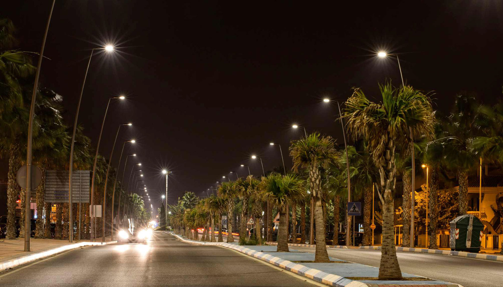 Imagen de la Avenida de la Libertad de Los Alczares con la nueva iluminacin LED