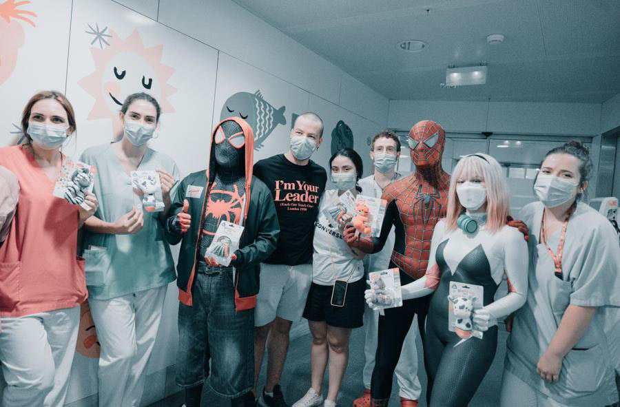 Tras la inauguraci�n, los h�roes de 'Superh�roe. Un ni�o una sonrisa' visitaron el Hospital de Sant Pau (Barcelona)...