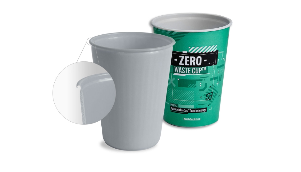 Los vasos reutilizables moldeados con espuma tienen un grosor de pared de dos milmetros y tambin pueden fabricarse con una etiqueta IML...