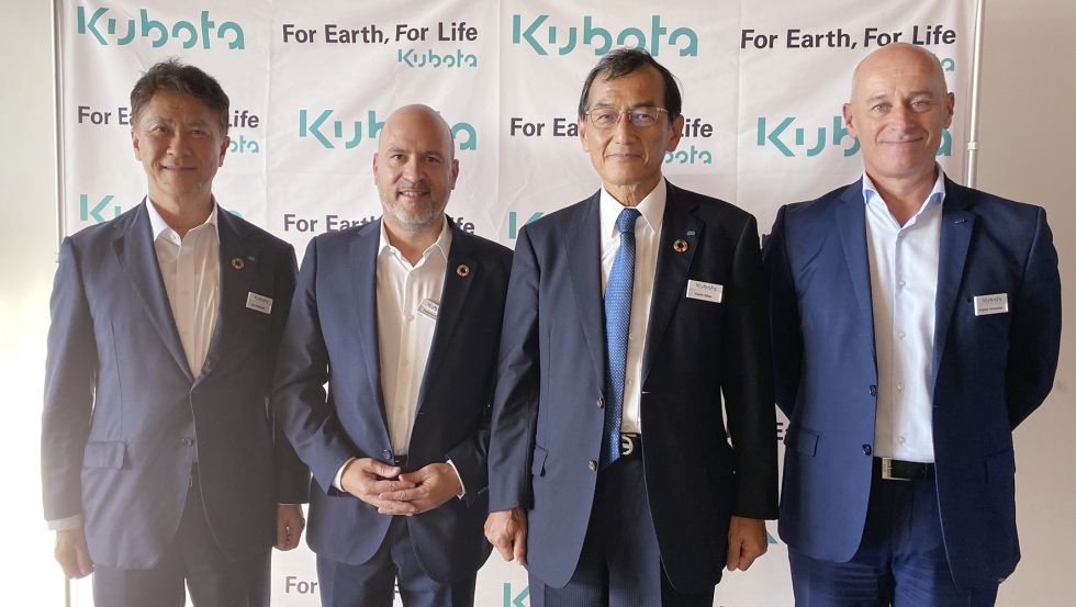 Dai Watanabe, diretor e gerente da Kubota Corporation, Federico Perez, Yuichi Kitao e Patrick Verheecke, vice-presidente da Kubota Holding Europe...