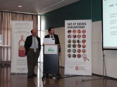 Llus Medir, presidente de Retecork, y Manel Pretel, director del Institut Catal del Suro, durante la conferencia en Alimentaria 2010...