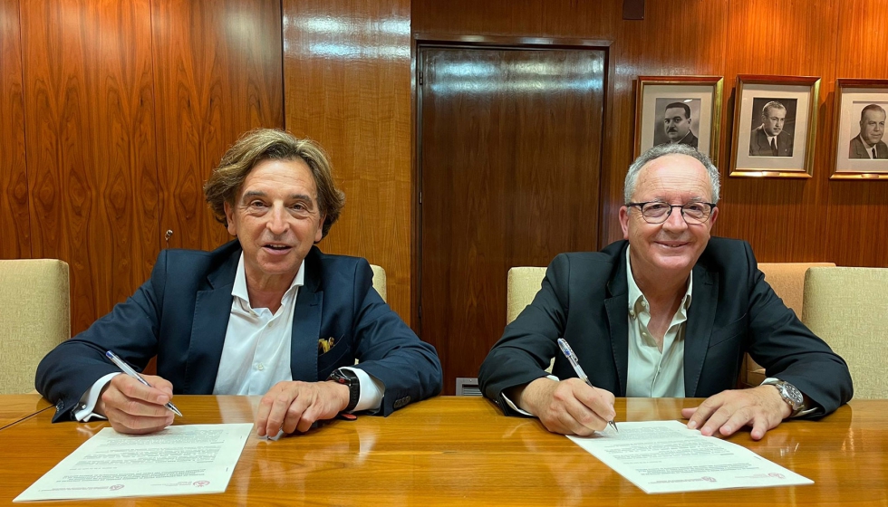 Alfredo Sanz y Jos Miguel Sanz en el momento de ratificar el convenio de colaboracin