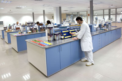 El centro ocupa ms de 2.000 m2 dedicados a diferentes tipos de ensayos experimentales y zonas de fabricaciones piloto