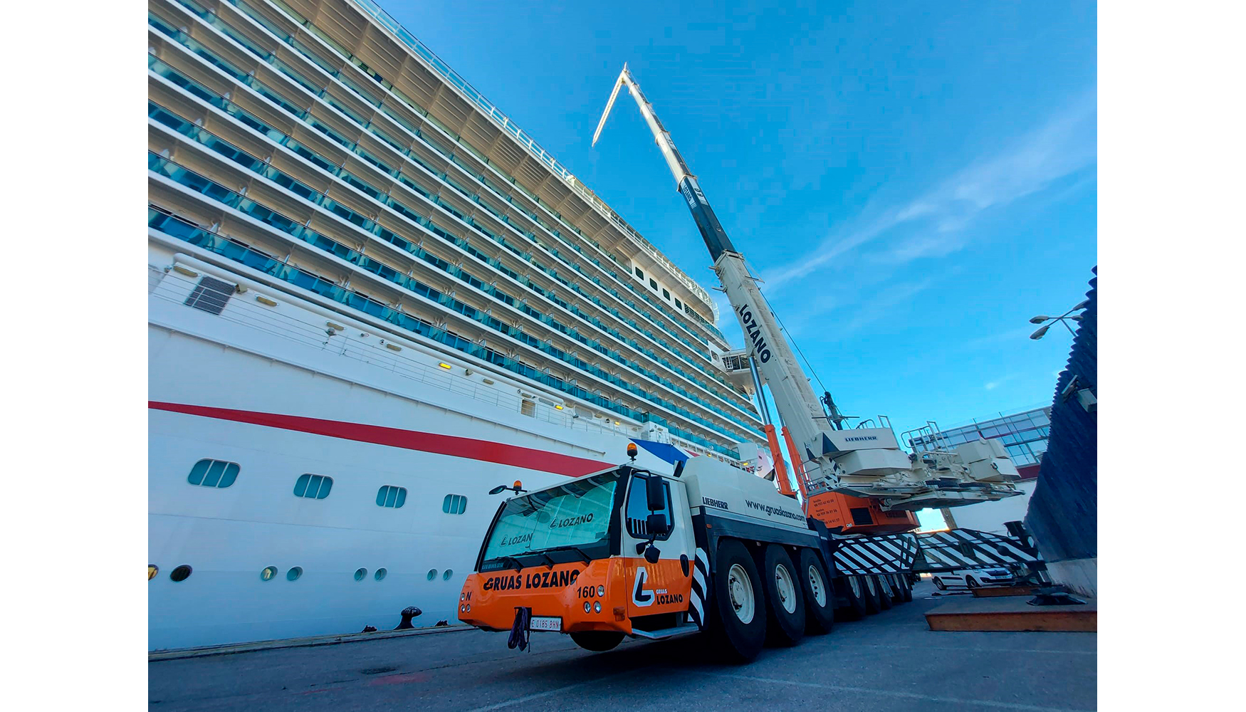 Liebherr LTM 1450-8.1 de Gras Lozano realizando trabajos de mantenimiento en el sector naval