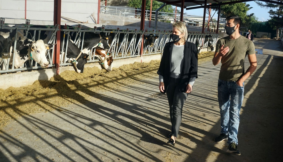 Alicia Vanoostende, consejera de Agricultura, Ganadera y Pesca del Gobierno de Canarias, visita una explotacin de vacuno lechero...