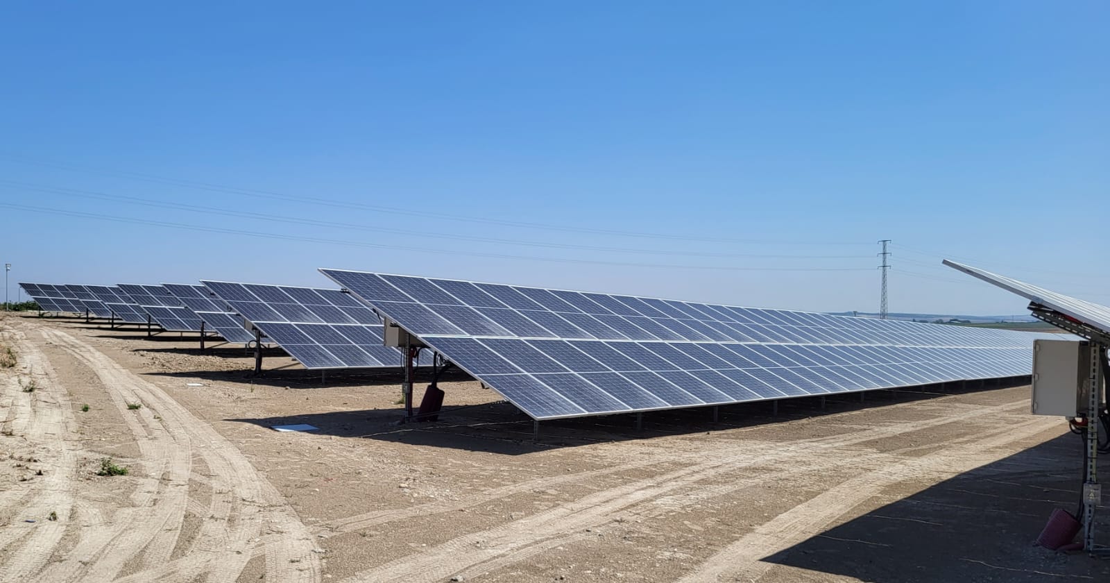 Vista en primer plano de las placas solares instaladas en la estacin de bombeo de Los Charcos (Rota)