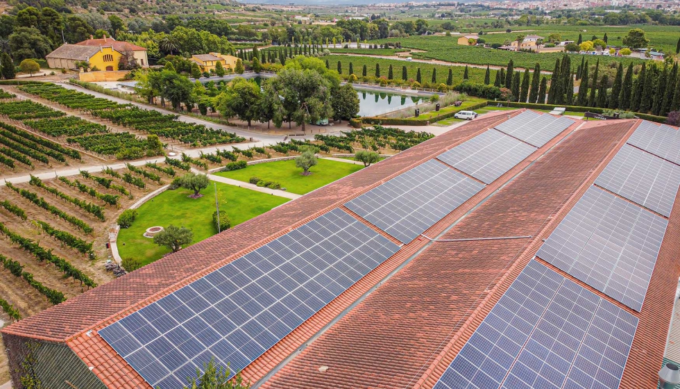 La bodega instala paneles solares en su restaurante El Celleret y ya ha iniciado otros tres proyectos fotovoltaicos en sus instalaciones...