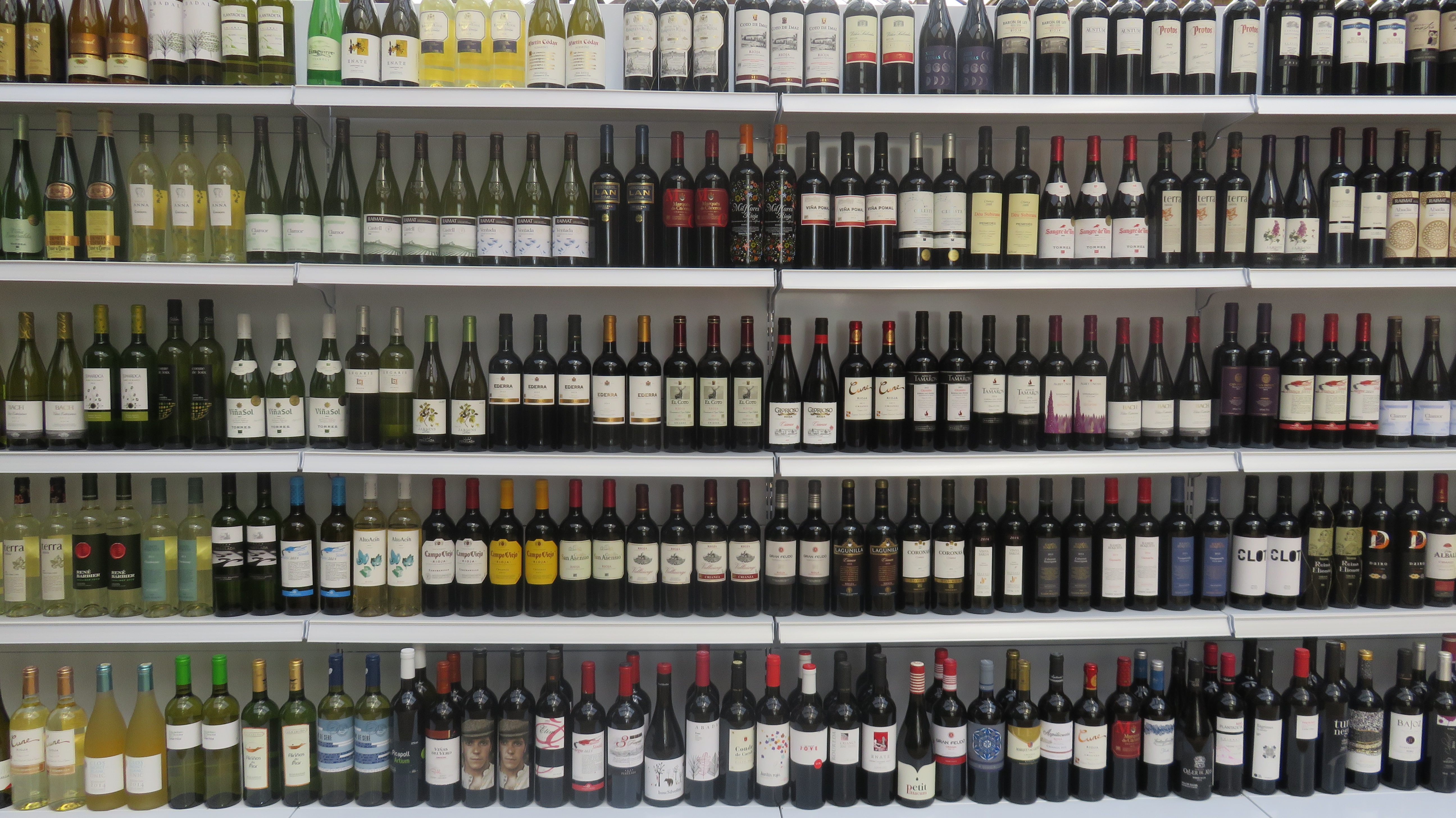Lineales de botellas de vino en un supermercado