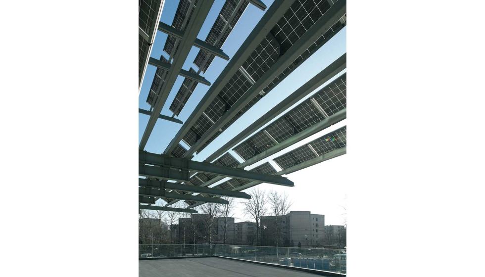 La instalacin de placas solares sobre los tejados de las fbricas del sector...