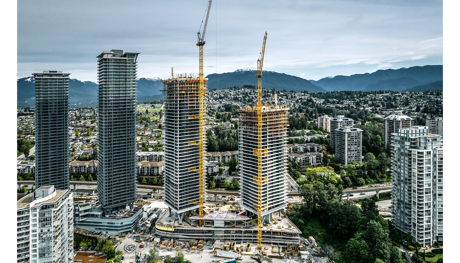 Una 280 HC-L y una 355 HC-L de Liebherr estn ayudando a construir dos torres residenciales en Burnaby, Canad