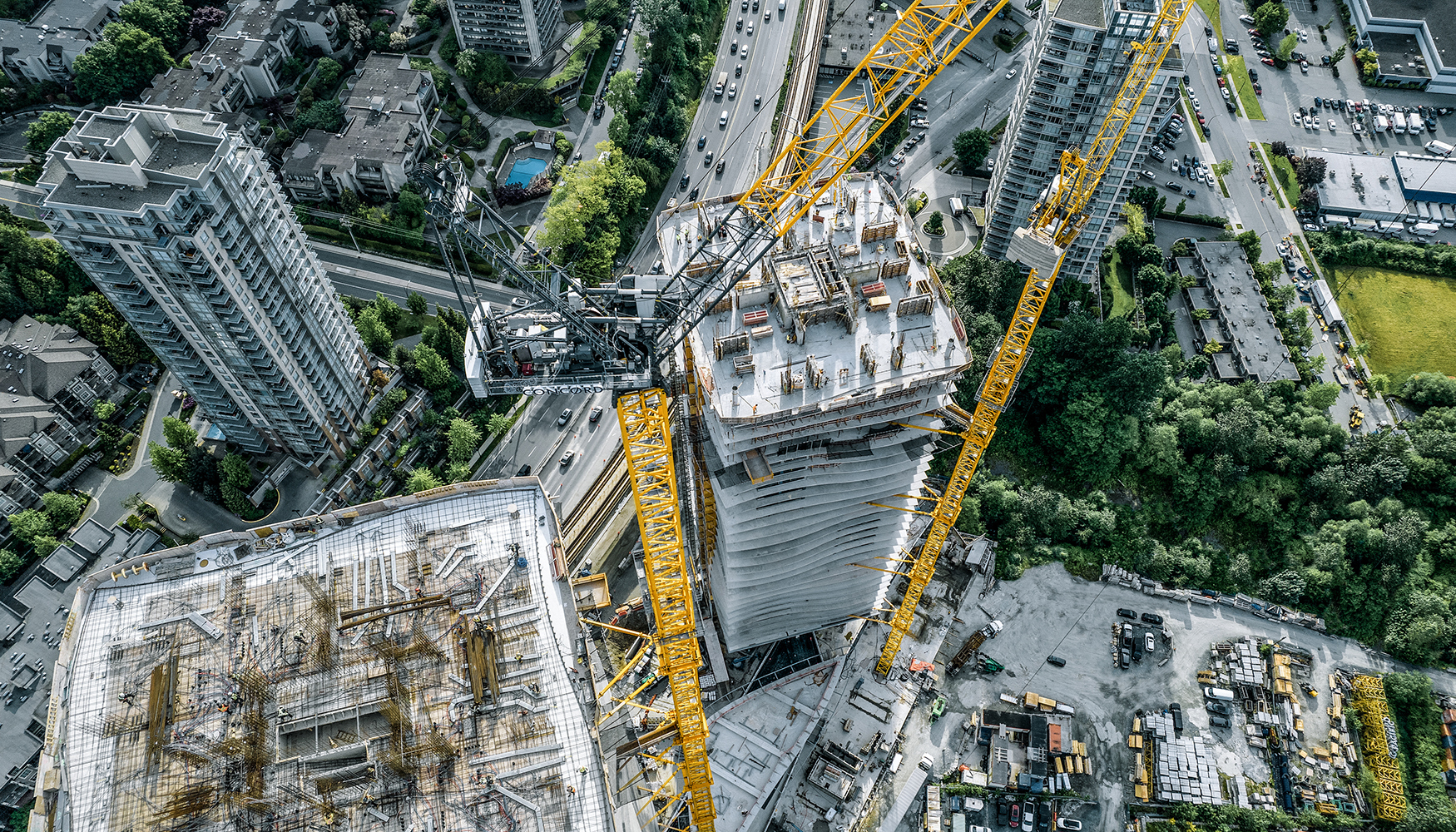 Las gras de pluma regulable suben por el exterior del edificio. El departamento de proyectos Tower Crane Solutions de Liebherr colabor en el diseo...